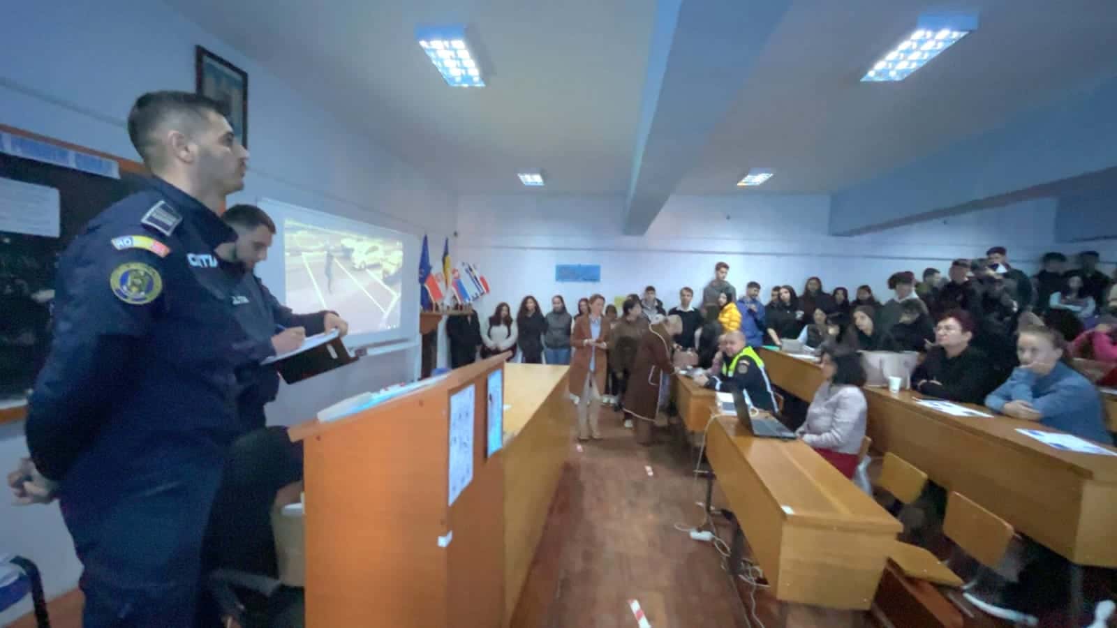 Elevii din Motru au participat în această dimineață la cursuri de educație rutieră