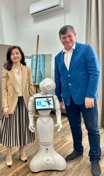 Pepper, robotul umanoid care îi întâmpină pe vizitatorii Universității Constantin Brâncuși