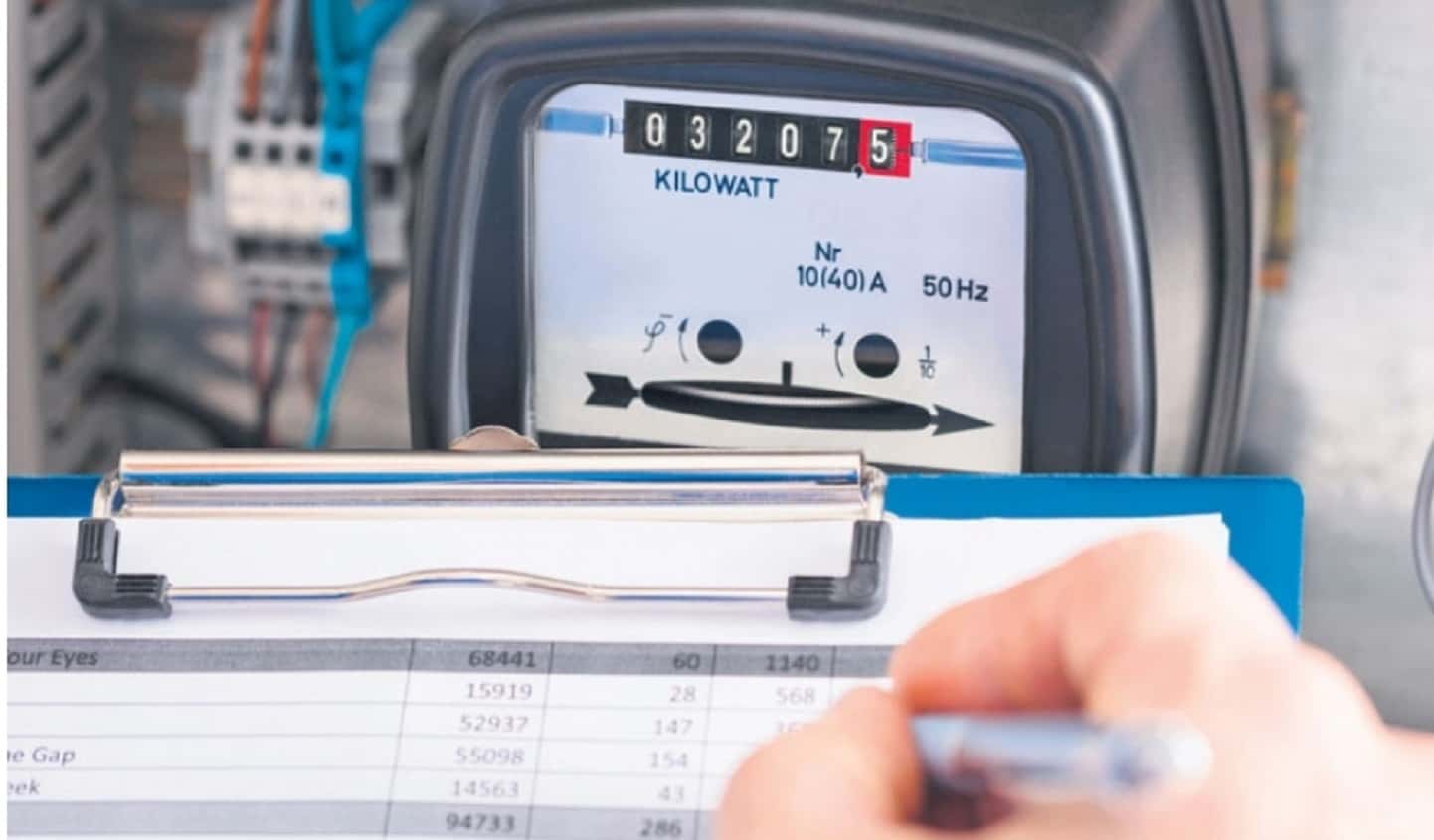 Consumatorii vulnerabili vor fi protejaţi şi după 1 iulie, când expiră plafonarea prețului la energie electrică