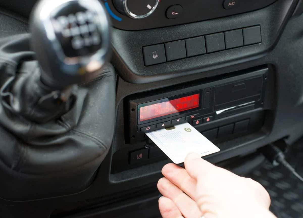 Șoferii care conduc camioane mai vechi de 2019 riscă amenzi