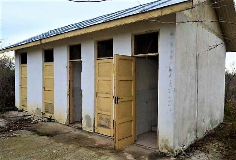 Guvernul a alocat bani pentru ca la începutul anului școlar să nu mai existe școli cu toalete în curte