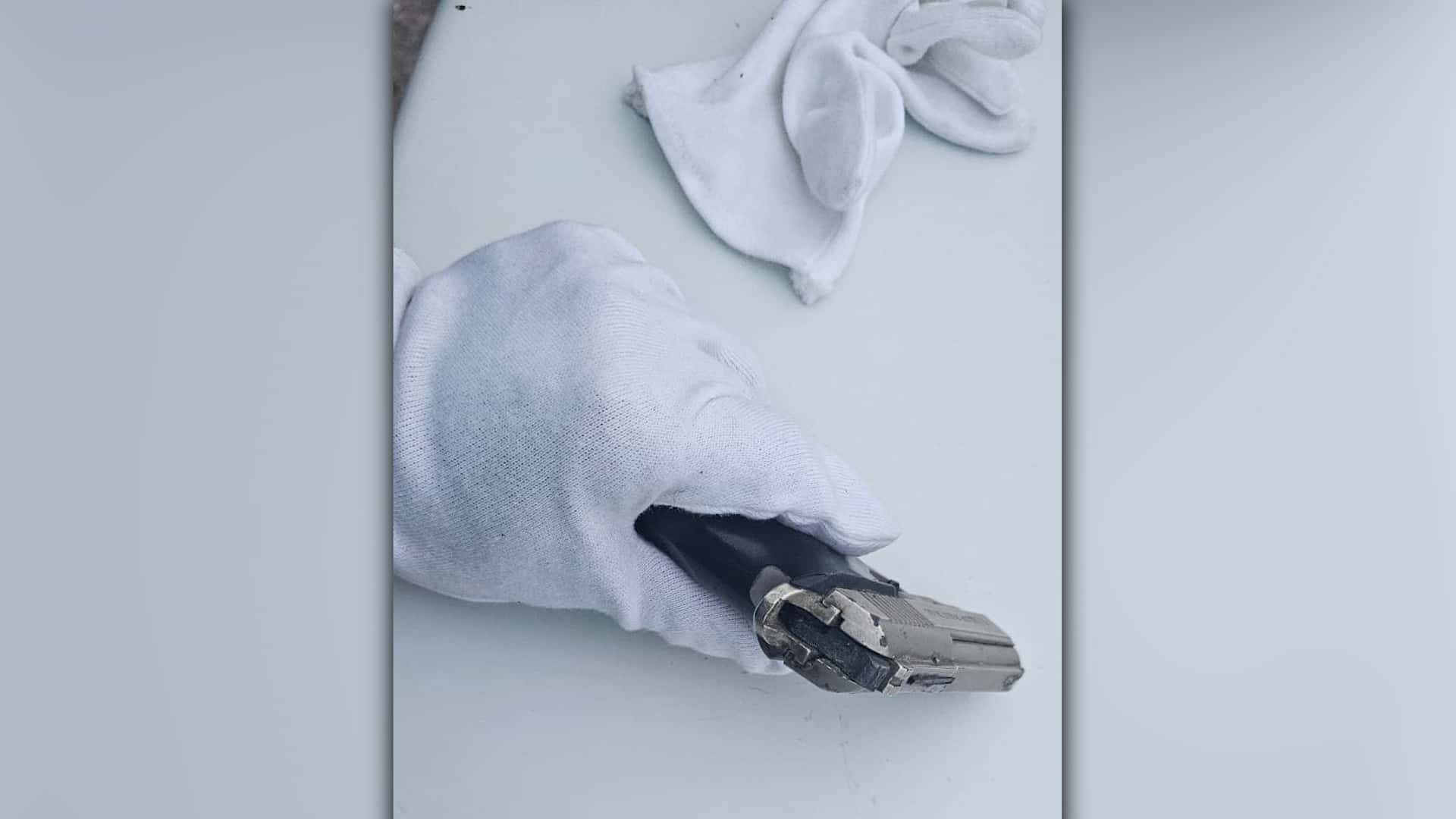 Pistol deținut ilegal, predat poliției de un bărbat din Baia de Fier