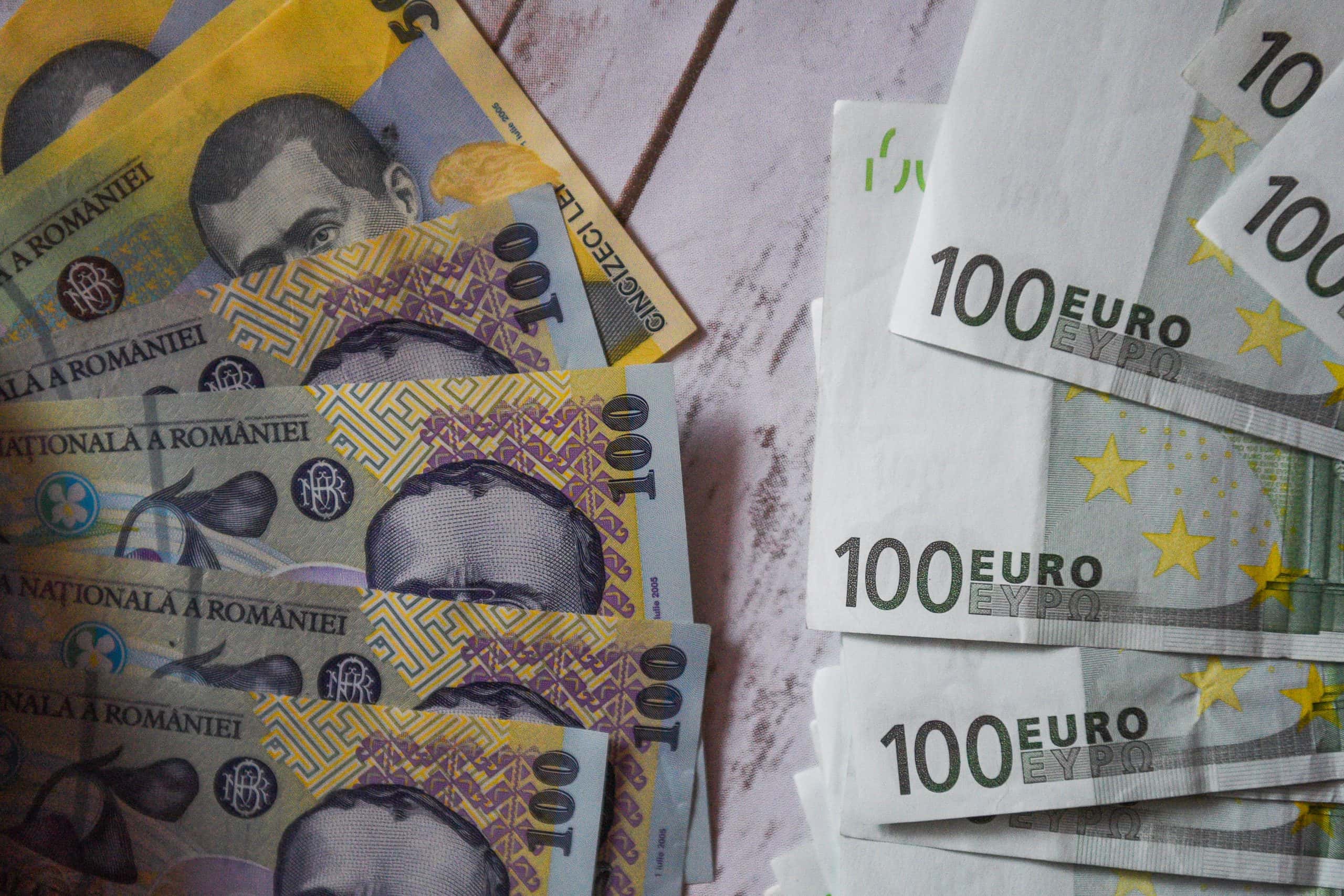 Euro scade ușor, dar ROBOR atinge un nou maxim: vești mixte pentru economie și credite