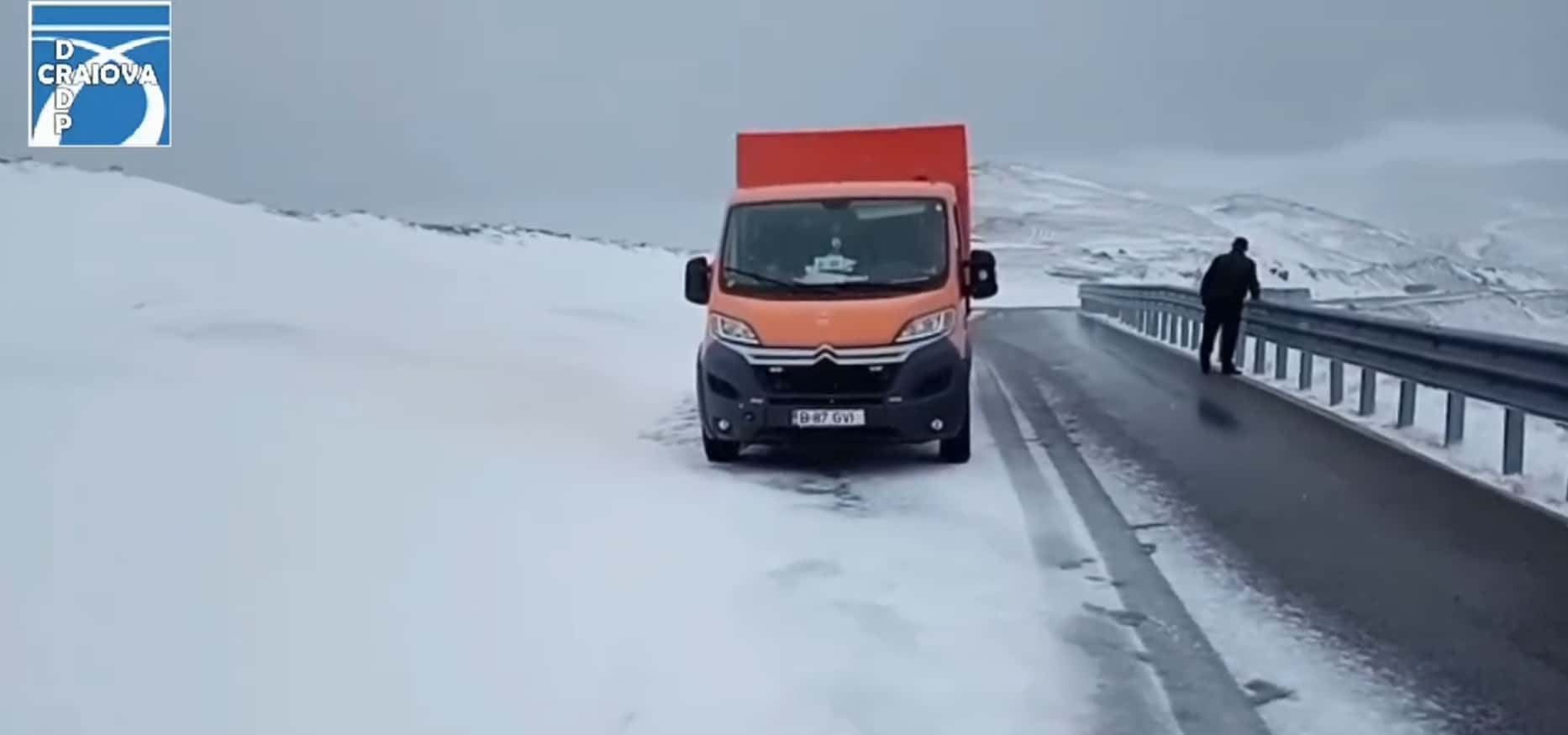[VIDEO] Lucrările pe Transalpina, între Rânca și Obârșia Lotrului, suspendate din cauza vremii