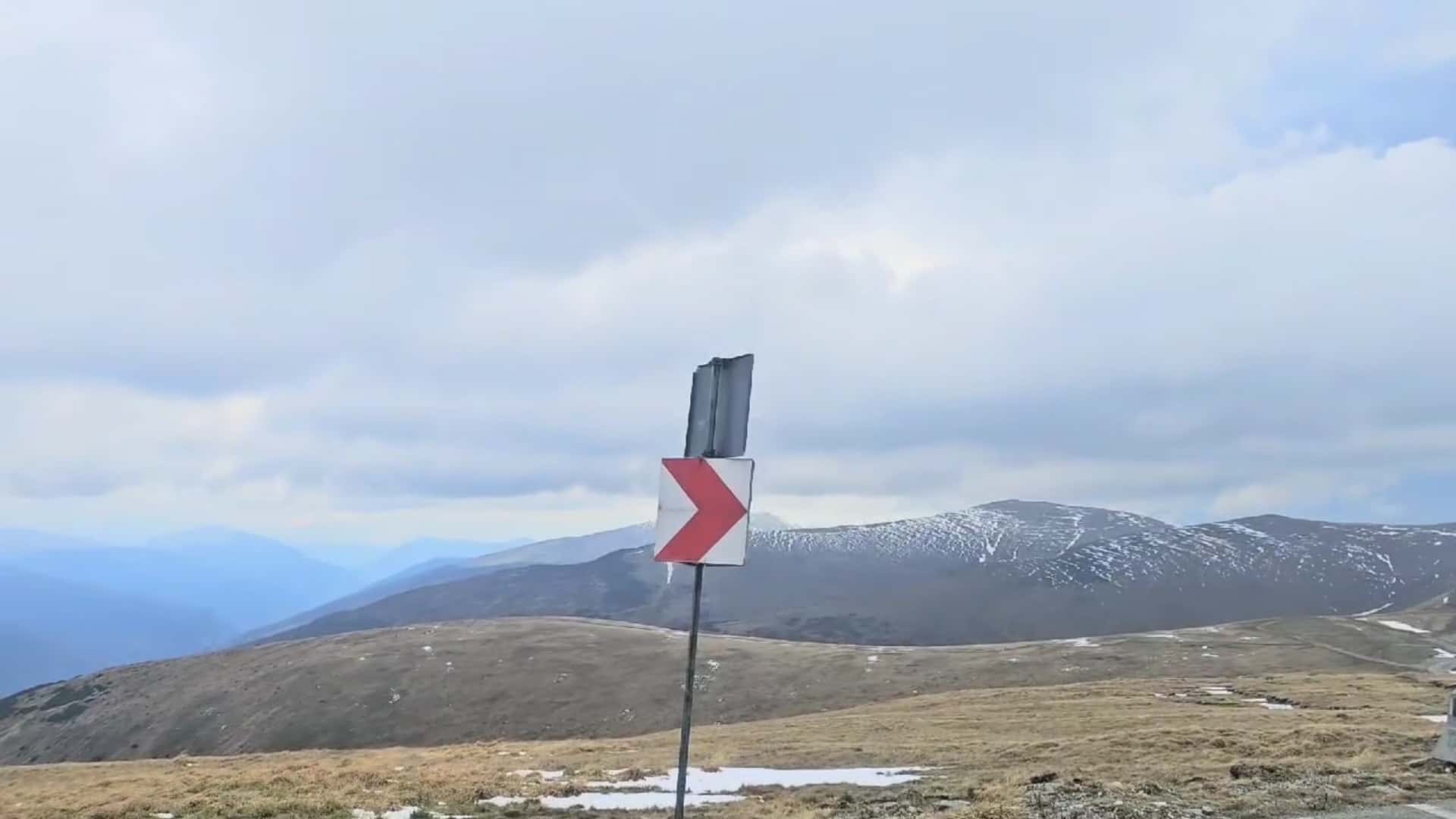 [VIDEO] Vânt de 120 km/h pe Transalpina: Lucrările, oprite
