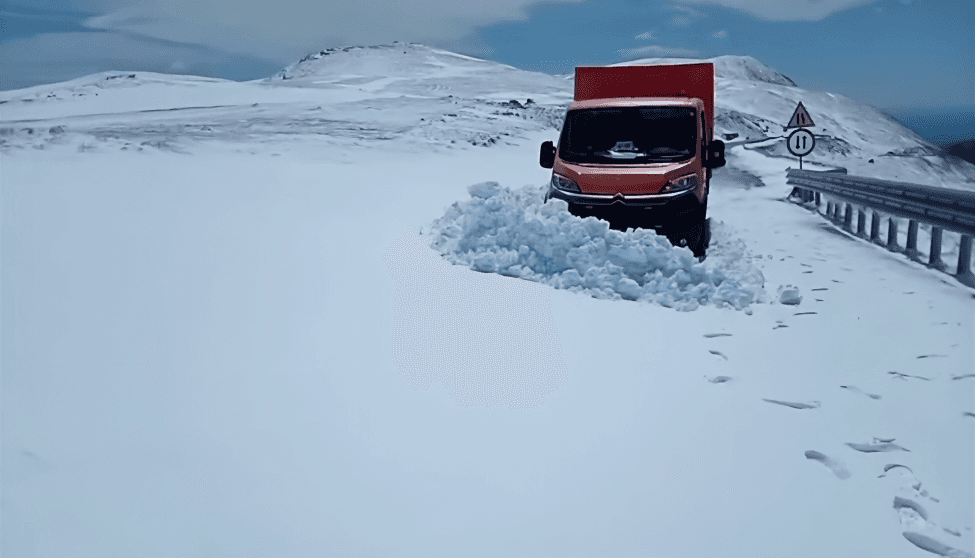 [Video] Transalpina rămâne închisă între Rânca și Obârșia Lotrului din cauza zăpezii