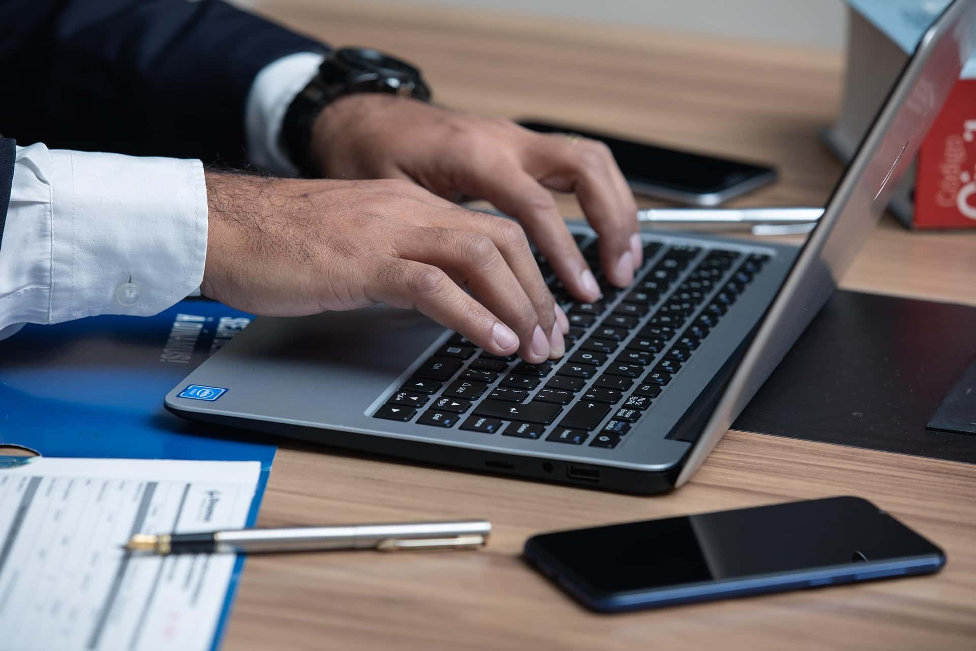 „Zeul internetului”, suspect în cazul site-ului cu poze ilegale