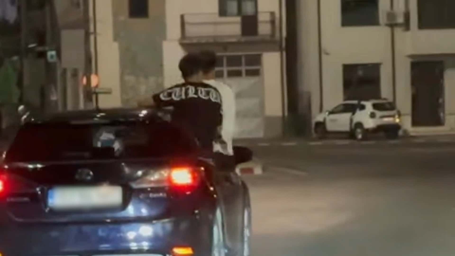 [VIDEO] Pericol în trafic la Târgu Jiu: Doi tineri, scoși pe geam din mers