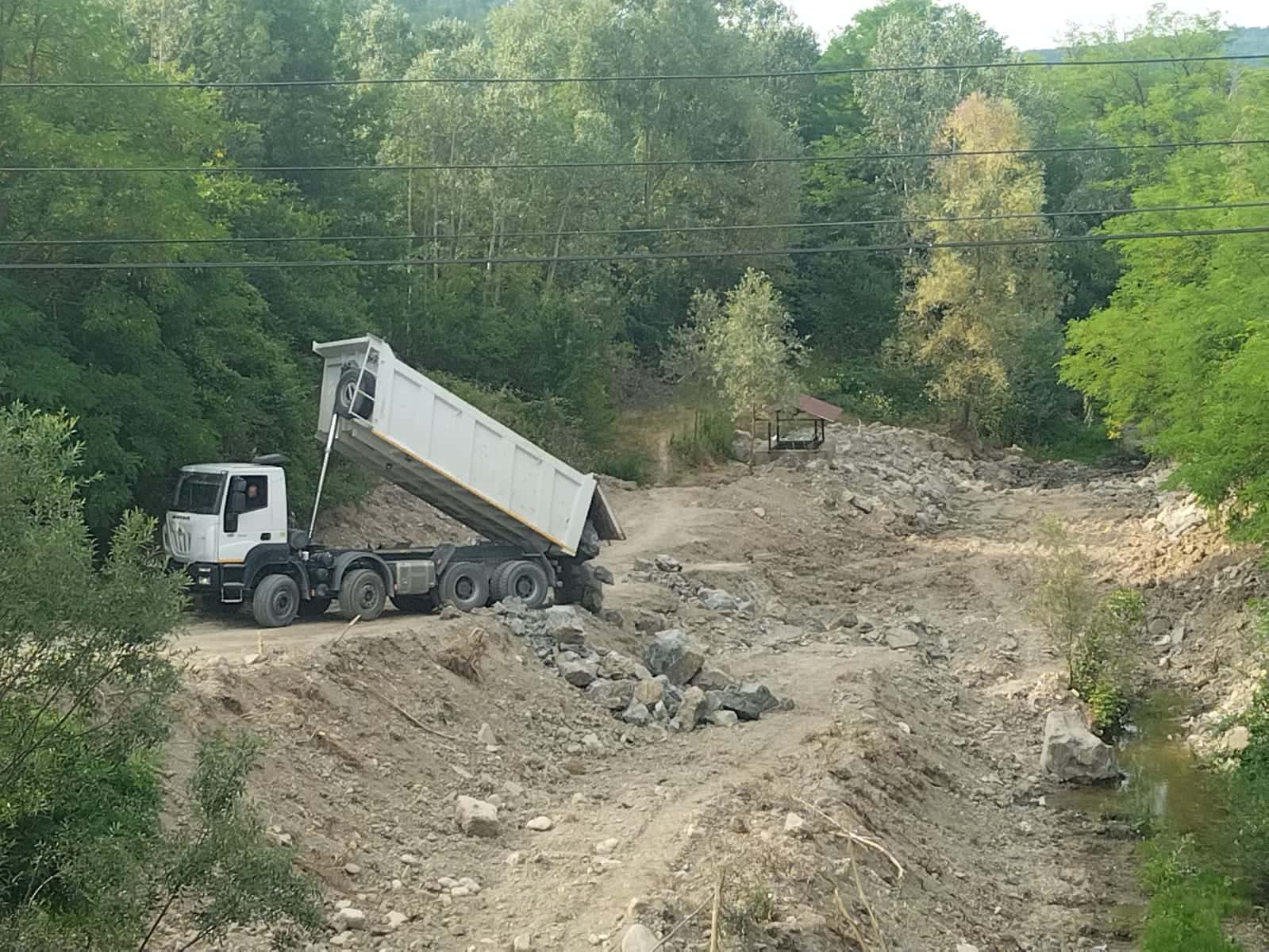 Lucrări pe Amaradia, la Bălănești