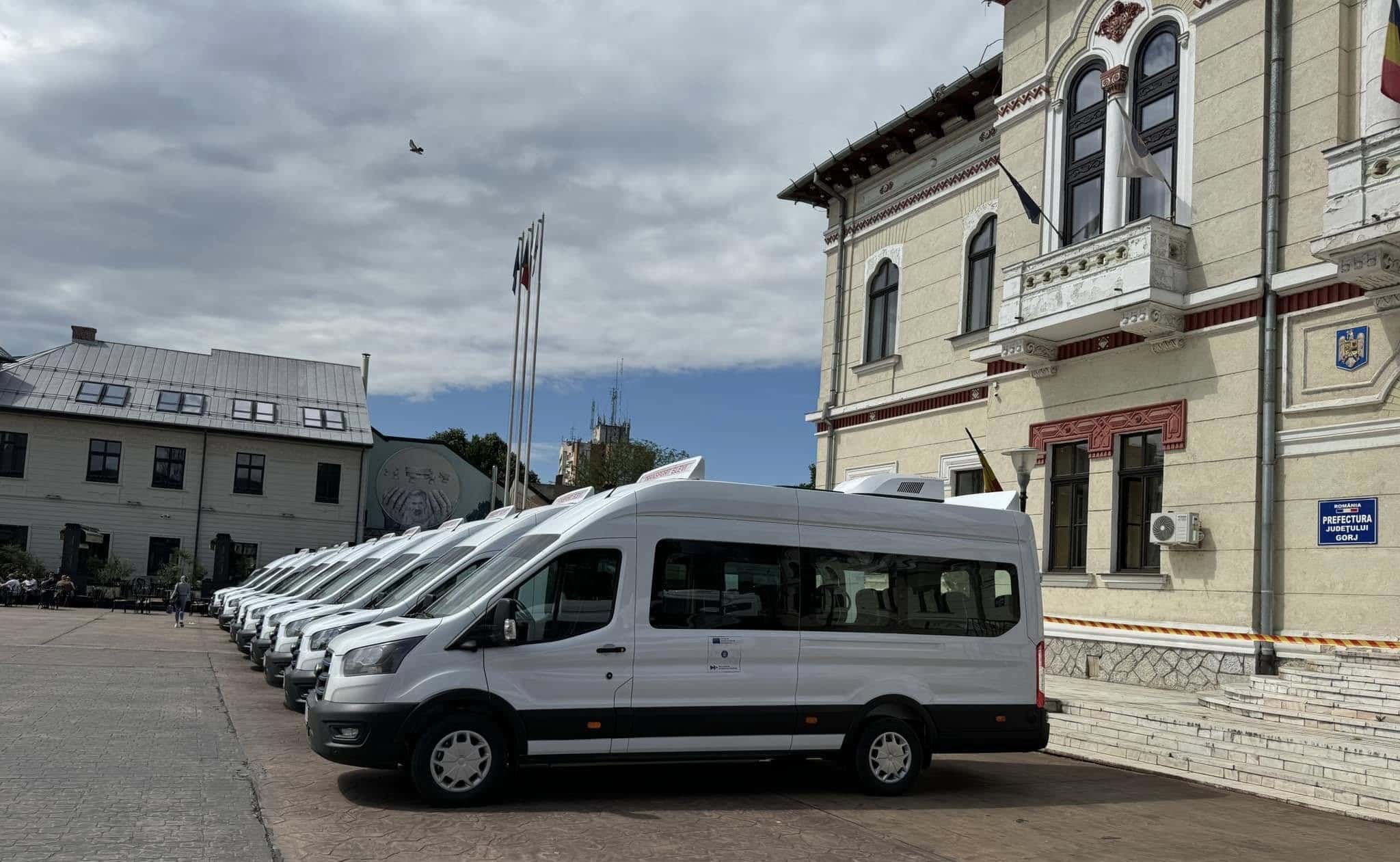Microbuze școlare la preț triplu în Gorj