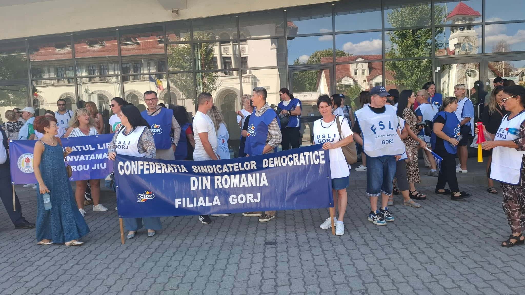 Profesorii din Gorj ies la protest față de Guvern