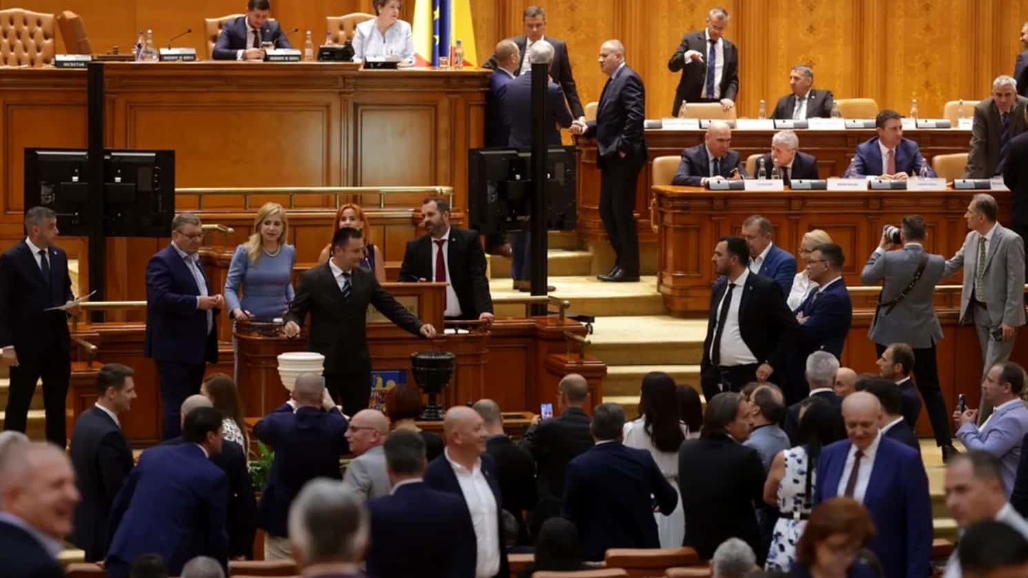 Moțiunile de cenzură au picat. AUR recurge la CCR