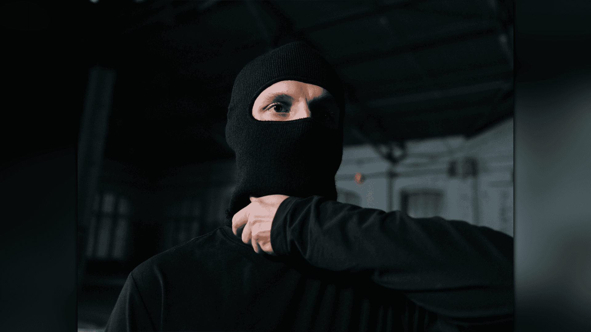 Șofer de microbuz bătut de două persoane mascate