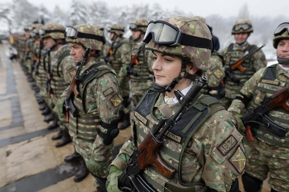 Stagiu militar voluntar: patru luni pentru tinerii români