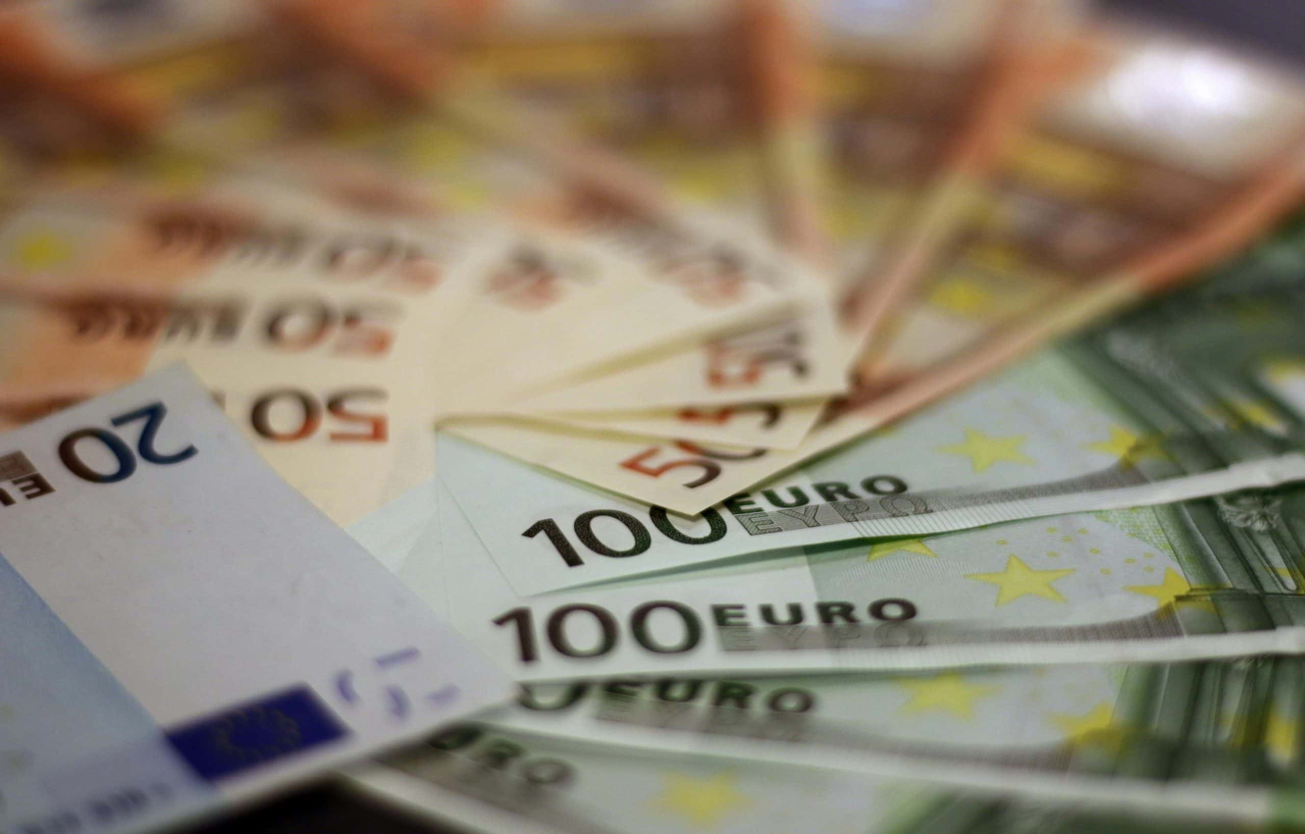 Leul se apreciază ușor, indiciele ROBOR continuă să scadă
