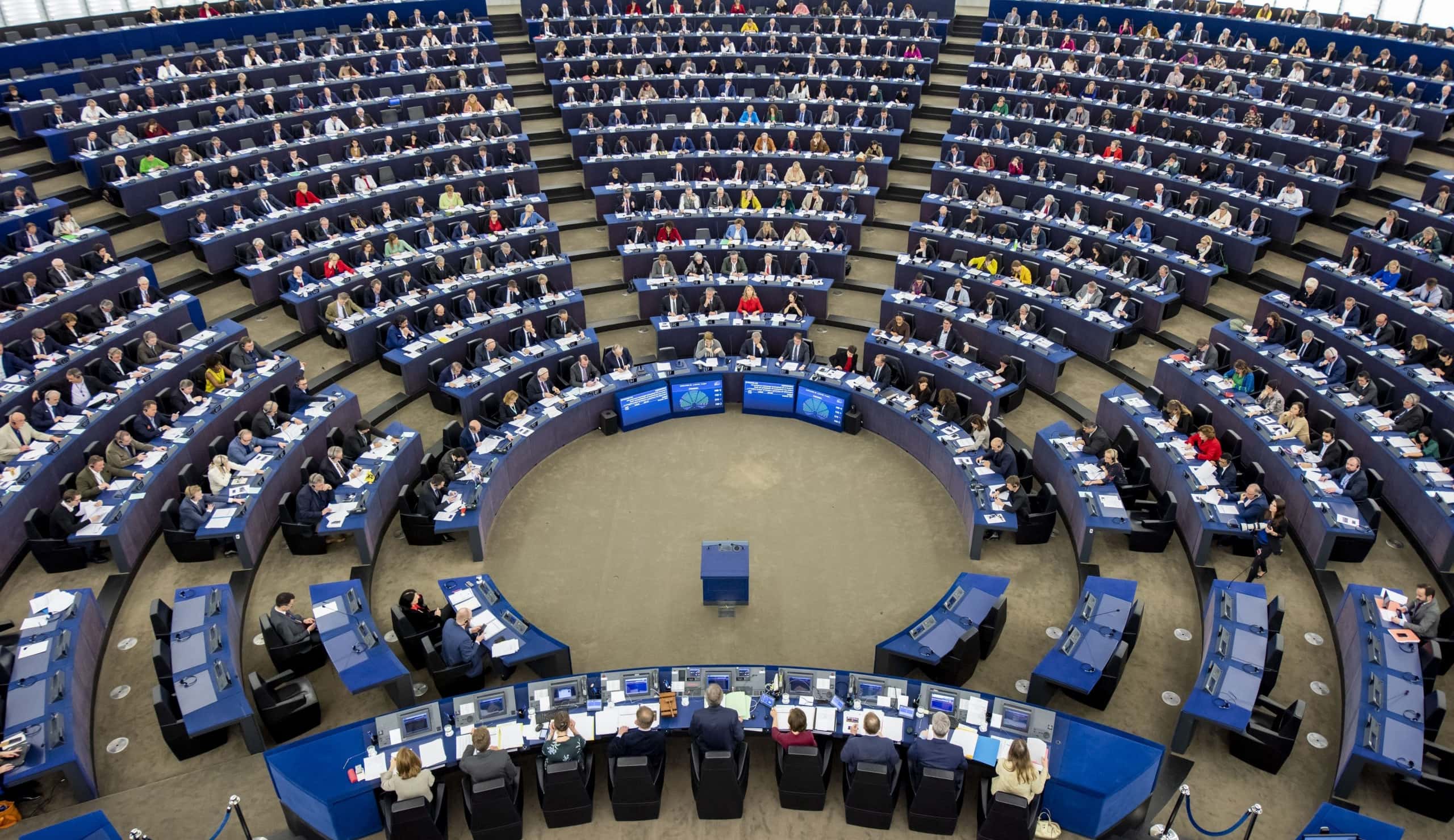 Parlamentul European cere o vârstă minimă de 16 ani pentru rețelele sociale