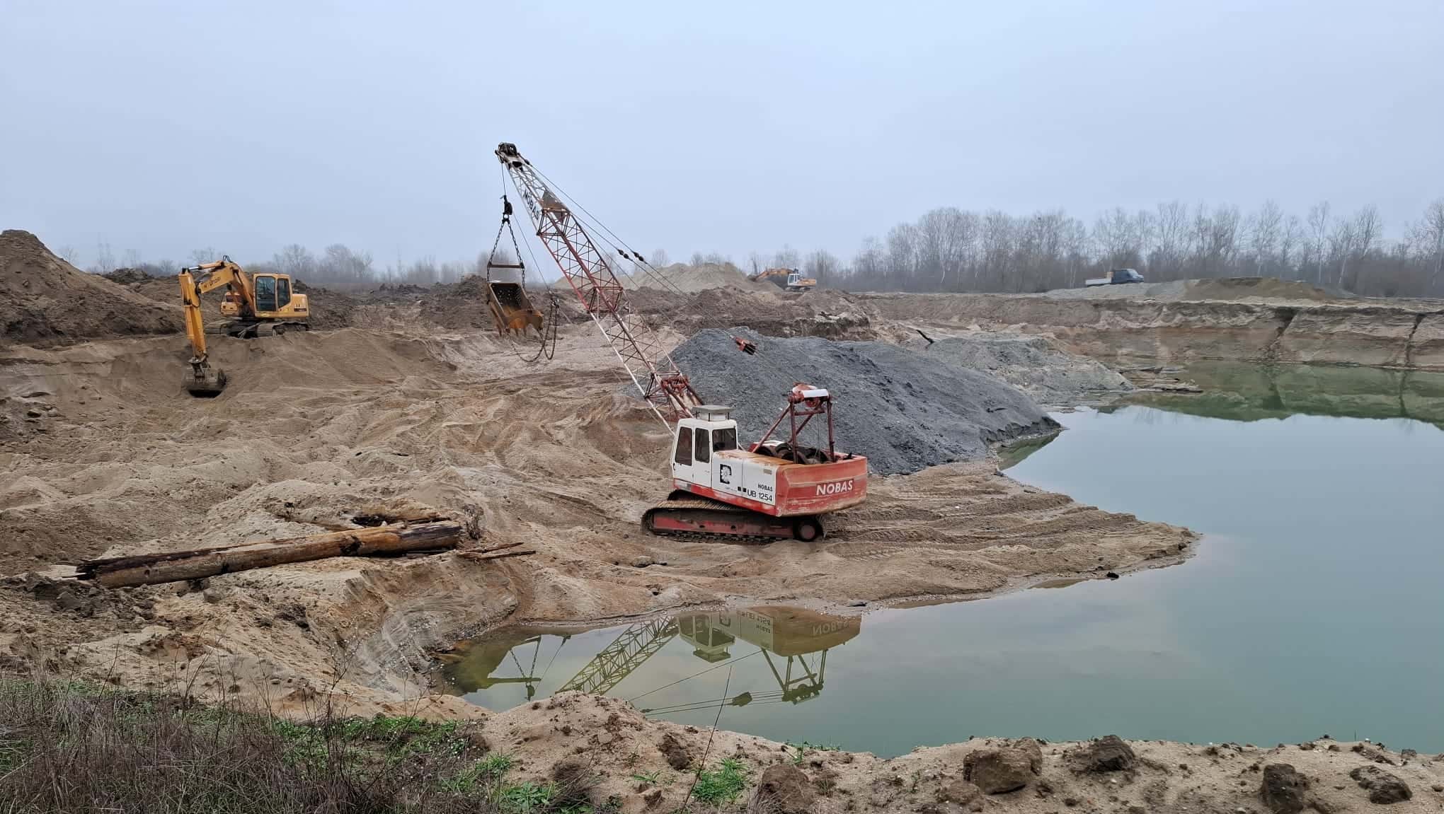 Amendă de 75.000 lei pentru exploatare ilegală de agregate minerale