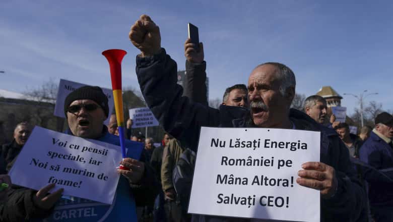 Minerii și energeticienii protestează în Piața Victoriei