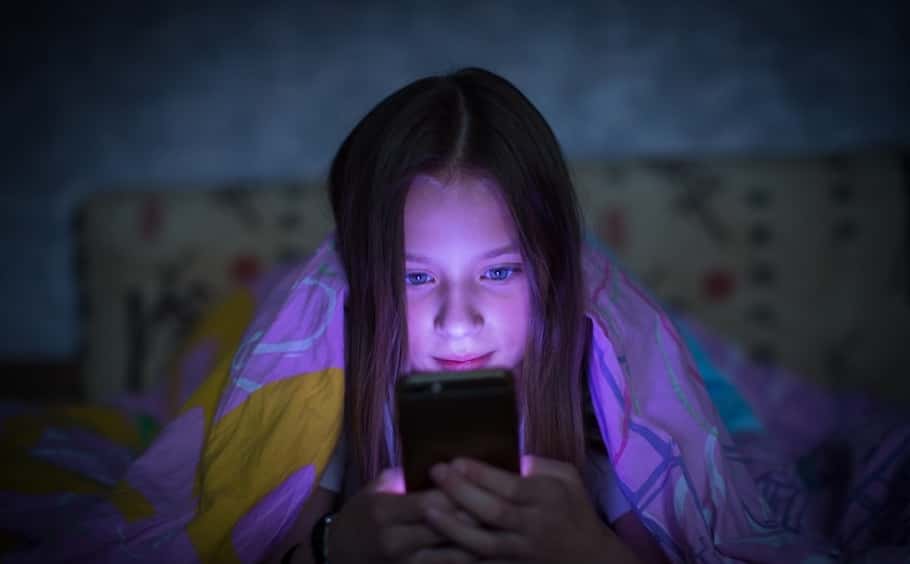 „Salvați copiii România” recomandă măsuri pentru accesul minorilor la rețele sociale