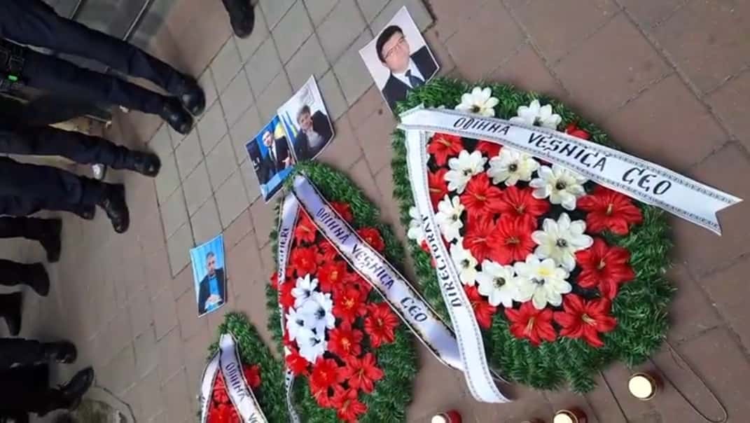 Coroane și lumânări în fața sediului Complexului Energetic Oltenia