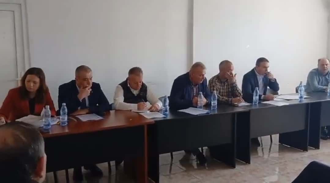 Doar 3 parlamentari prezenți la întâlnirea cu sindicatele CEO