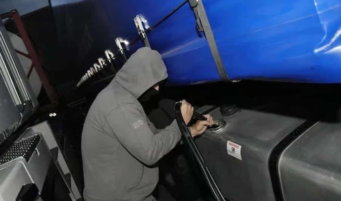 Doi bărbați din Gorj au furat 500 de litri de motorină dintr-un TIR