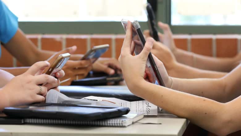 Proiect de lege: Telefoanele interzise complet în școli
