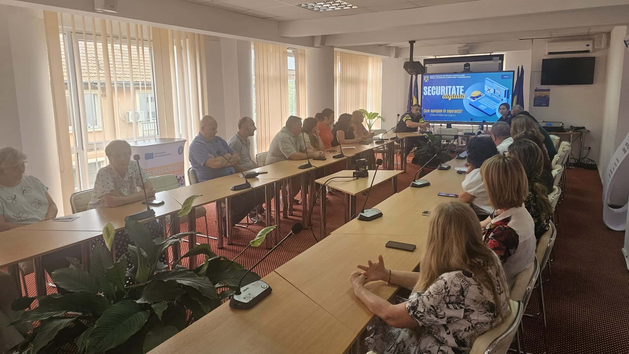 Angajații AJOFM Gorj, informați despre riscurile fraudelor online