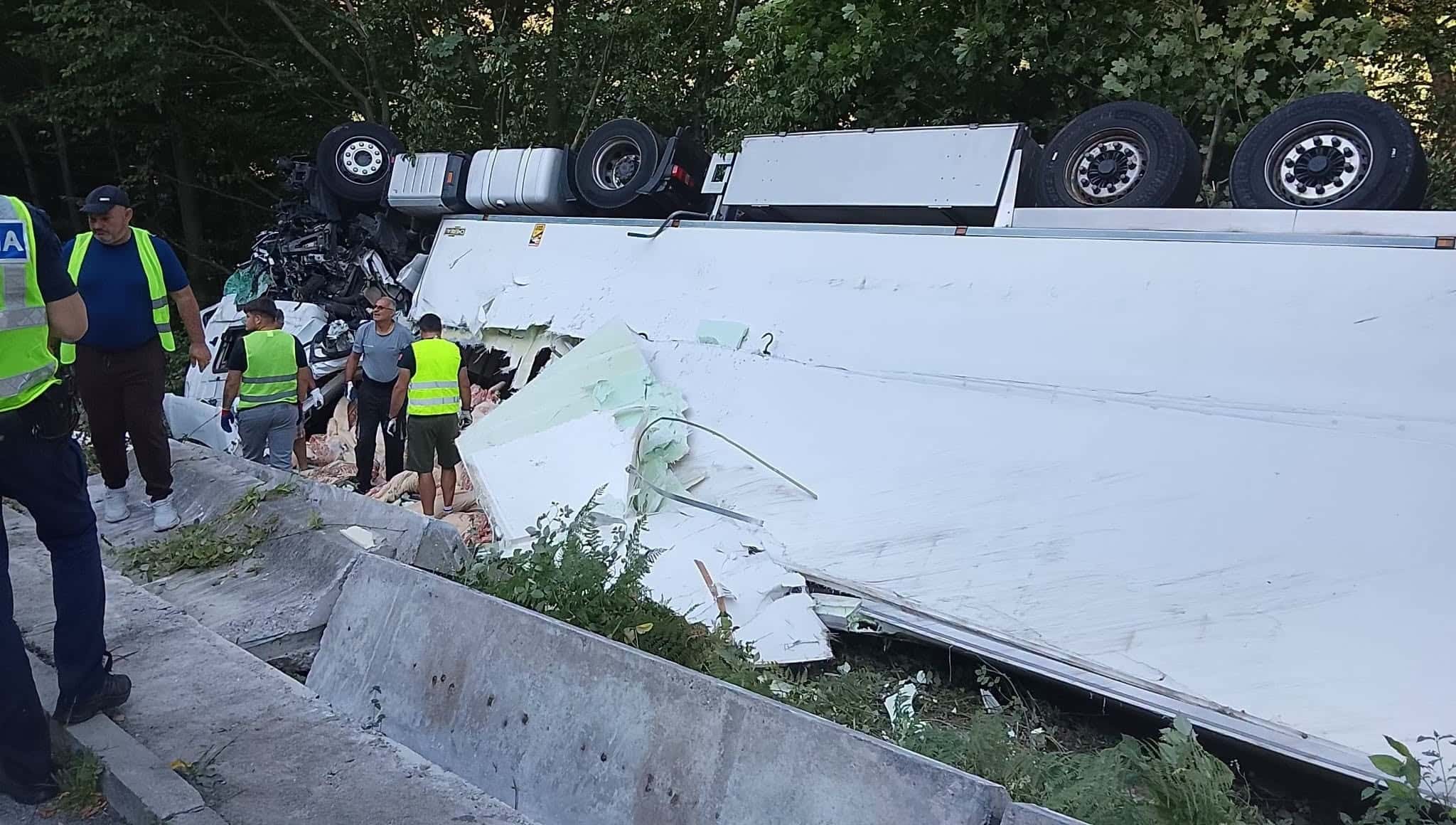 Trafic îngreunat pe Defileul Jiului după răsturnarea unui autotren