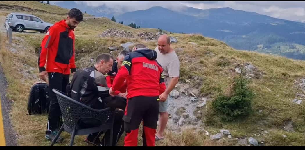 Video: Motociclist salvat de salvamontiștii gorjeni