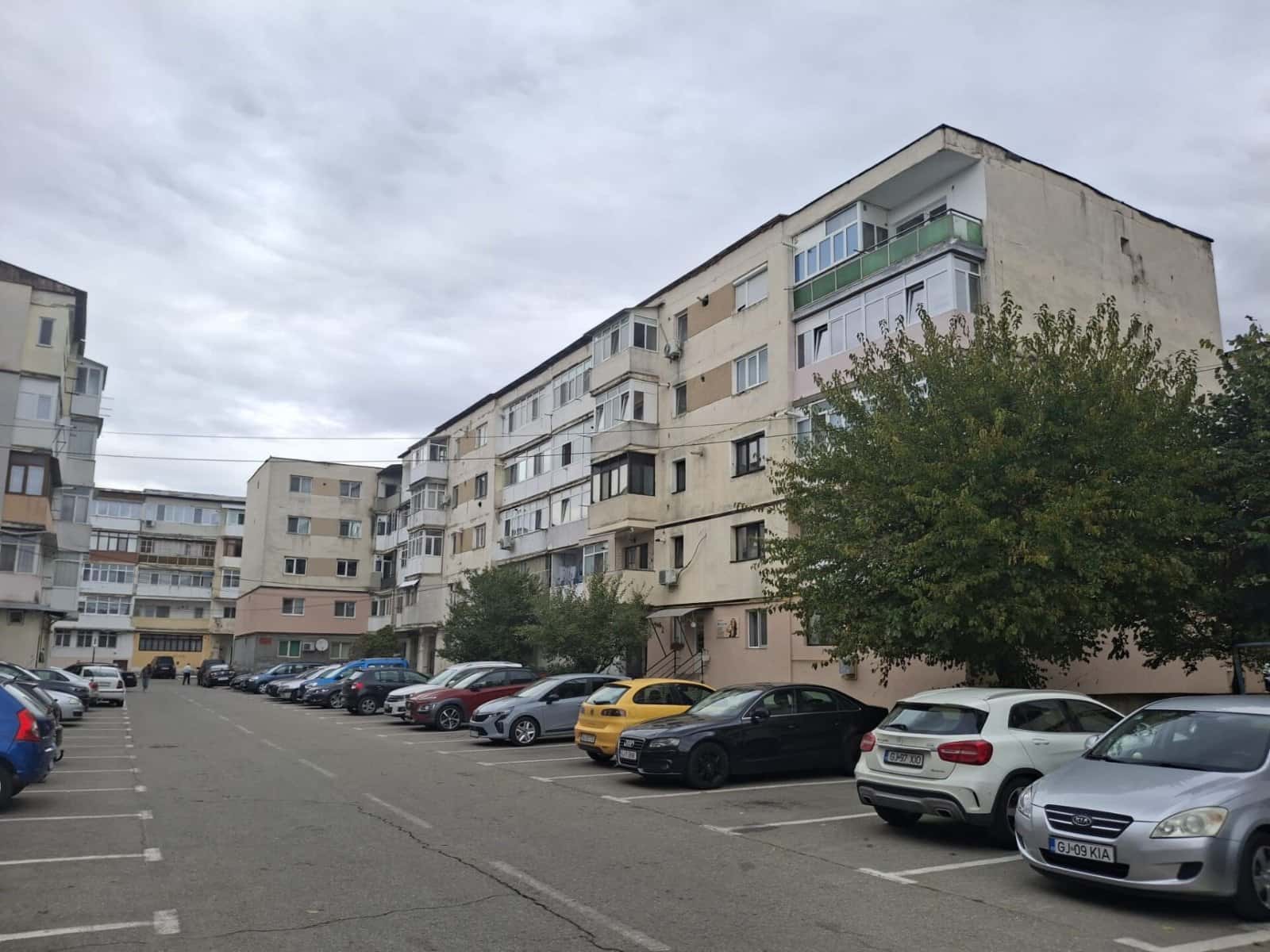 Paradoxul de la Târgu Cărbunești! Unii locatari spun „NU” izolării GRATUITE a blocurilor