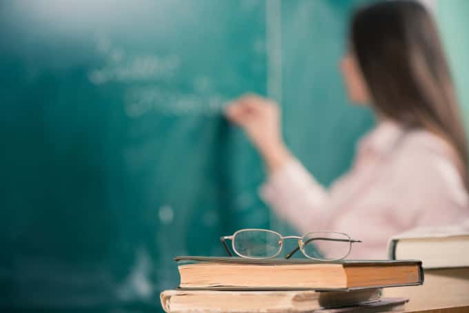 Peste 400 de profesori gorjeni nu au primit prima de carieră