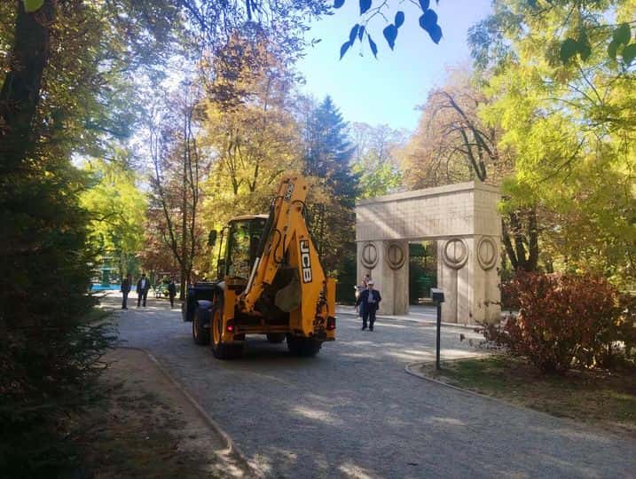 Cu buldoexcavatorul lângă Poarta Sărutului