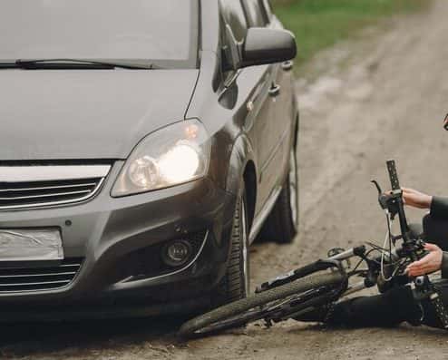 Biciclist accidentat grav. Circula pe contrasens