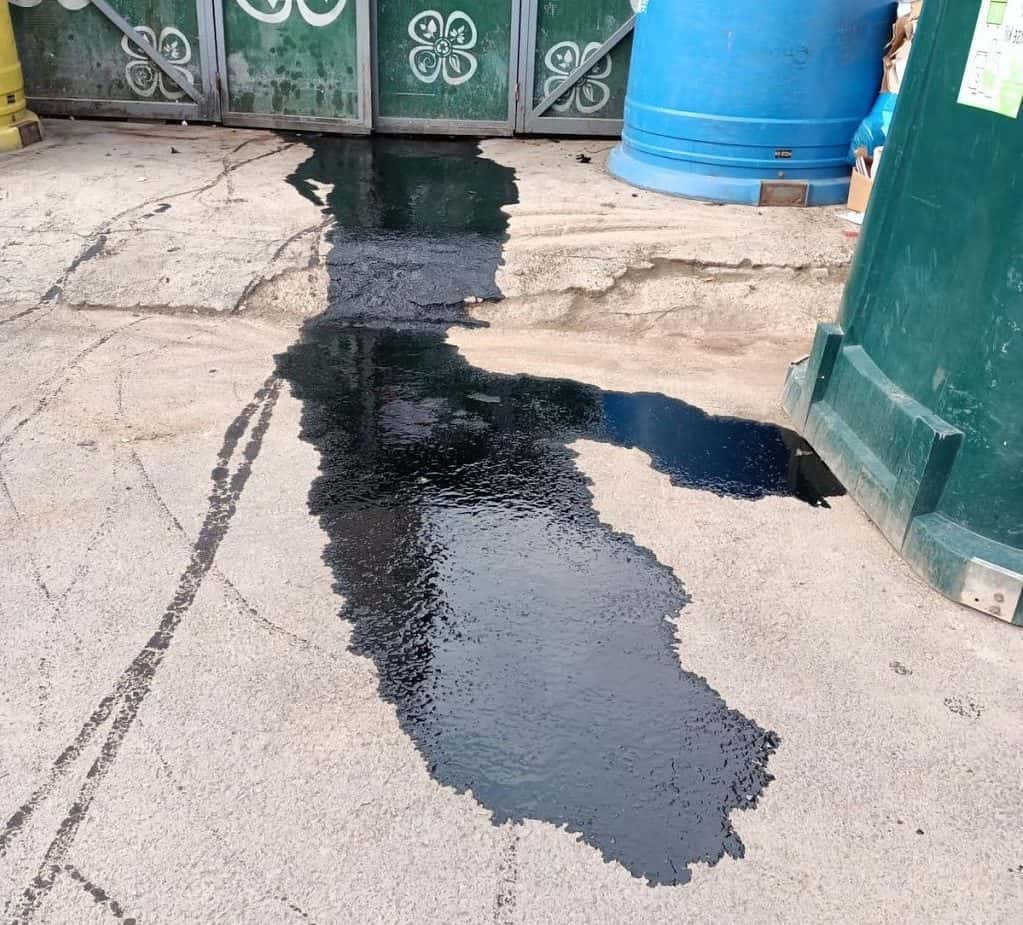 Prins în timp ce arunca uleiul de motor