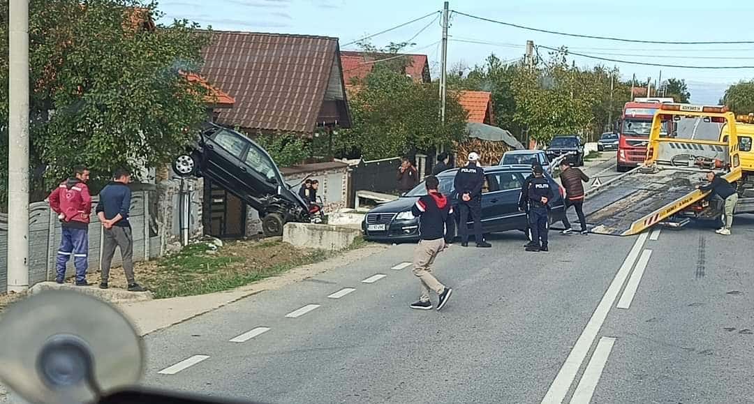 S-a urcat cu mașina pe gard