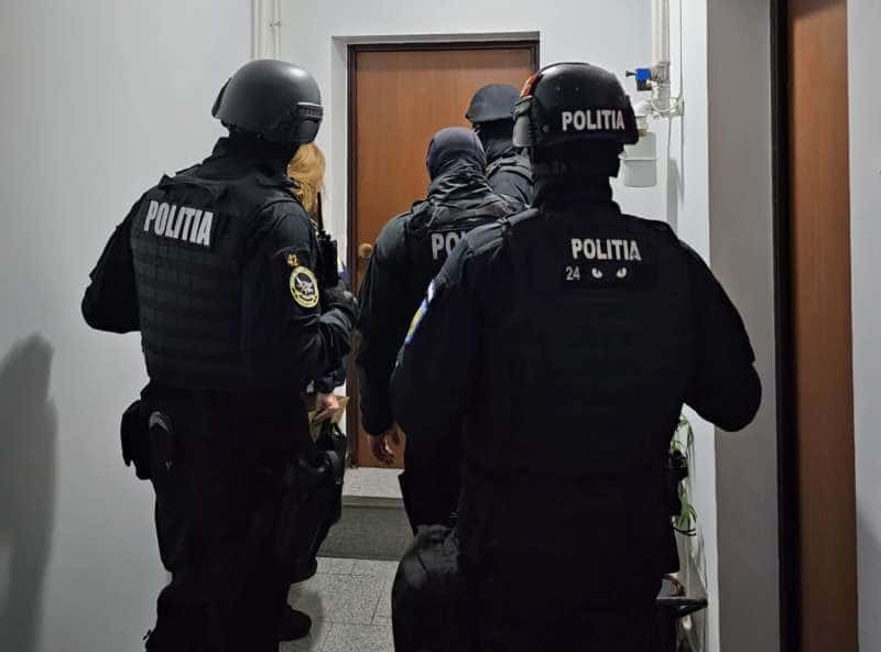 Percheziții domiciliare la femeia care a pătruns neobservată în curtea IPJ Gorj