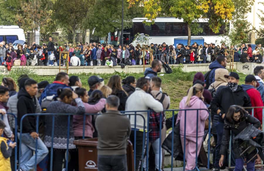 Politicienii au mutat campania electorală la coadă la moaștele Sfintei Cuvioase Parascheva