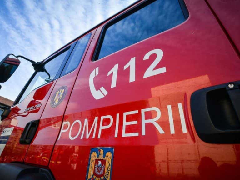 Momente de panică la Bălești! Acoperișul casei a fost cuprins de flăcări