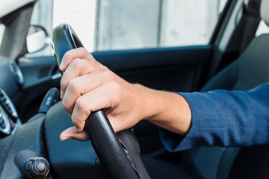 Minor de 16 ani, REȚINUT după ce a condus o mașină furată pe un drum național din Gorj