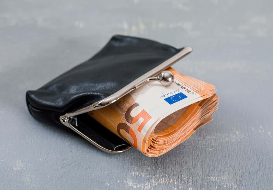 Gorjean păgubit de soție cu aproape 10.000 de euro