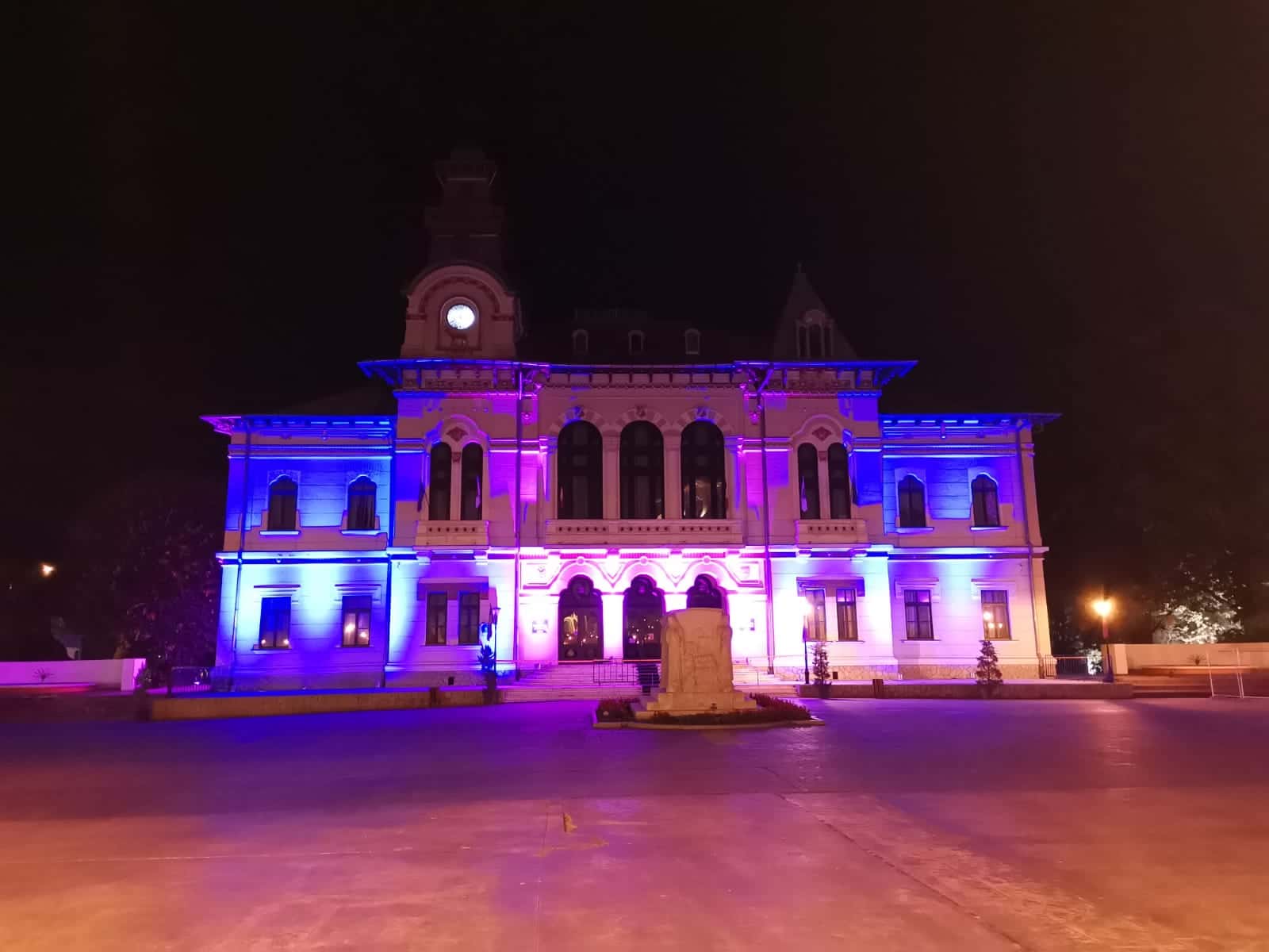 „Ziua Părinților de Îngeri”: Clădirea Prefecturii Gorj, ILUMINATĂ în culorile roz și bleu