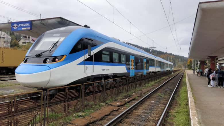Tren de mare viteză pe un drum feroviar din România. Când va fi pus în circulație