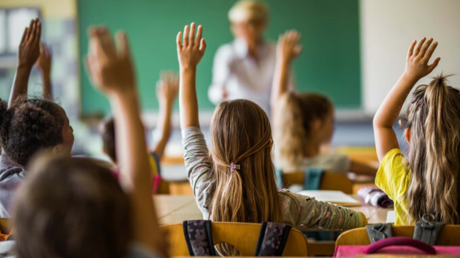 Elevii s-au întors astăzi în bănci