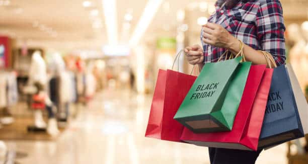 Peste jumătate din români s-au pregătit pentru cumpărături de "Black Friday"