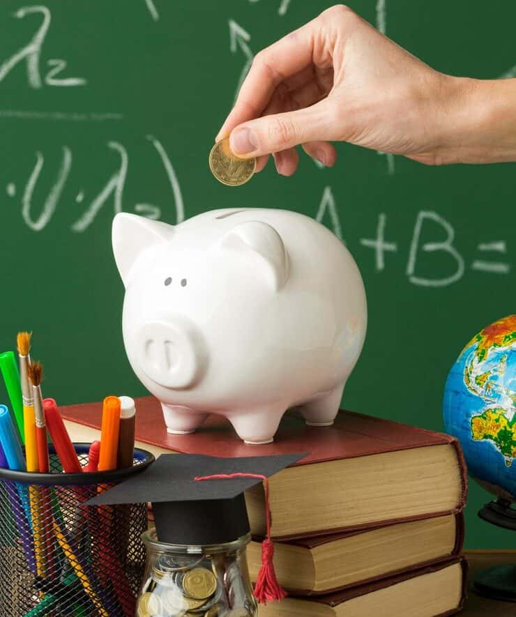Încep să se dea bursele pentru elevi. Când primesc primii bani