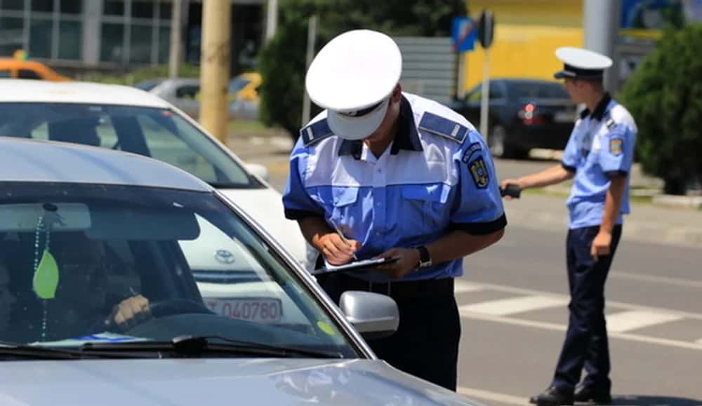 S-a ales cu dosar penal pentru că și-a lăsat prietena să conducă fără permis