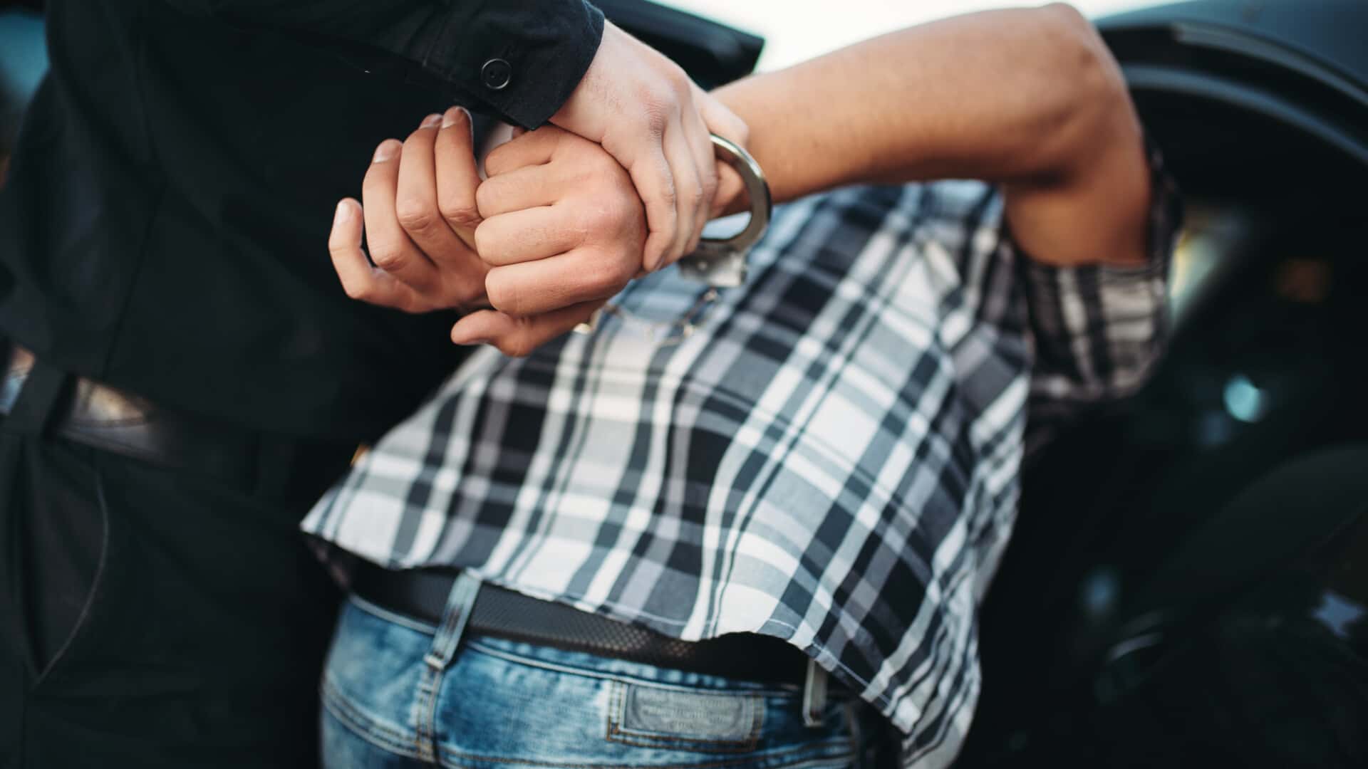 Tineri după gratii. Au tâlhărit 2 bătrâni