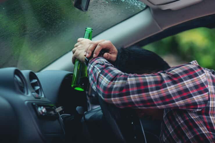 Băut și fără permis a rănit un băiat de 14 ani și a distrus 4 mașini