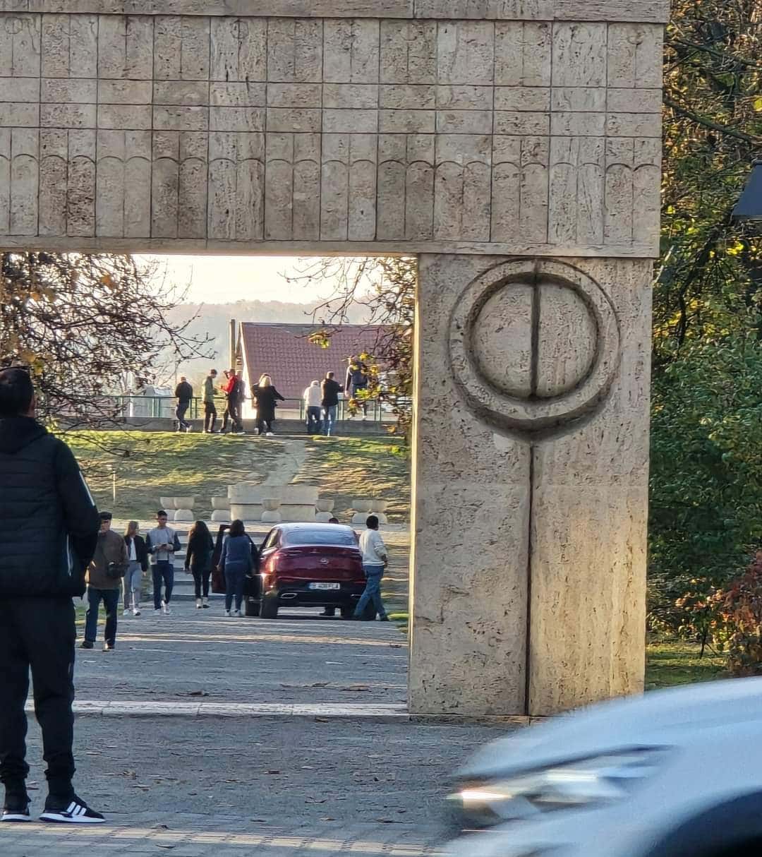 A trecut cu mașina de Poarta Sărutului